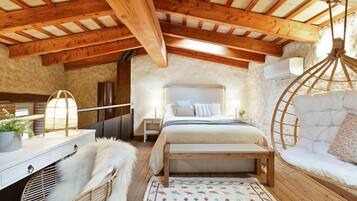 1 slaapkamer, een strijkplank/strijkijzer, beddengoed