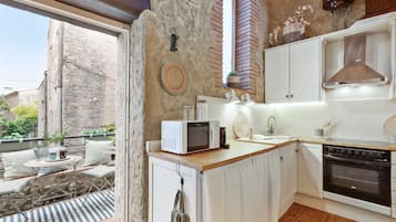 Een magnetron, een oven, een vaatwasser, een broodrooster