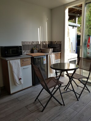 Réfrigérateur, micro-ondes, plaque de cuisson, cafetière/bouilloire