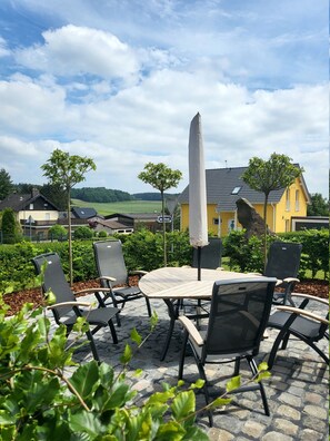 Outdoor dining - Unique dream apartment with whirlpool & sauna offers luxury and relaxation (Neuheilenbach)