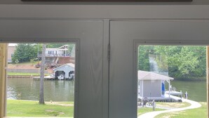 Une enseigne indiquant «LIEU DE RENCONTRE» au-dessus d’une porte.