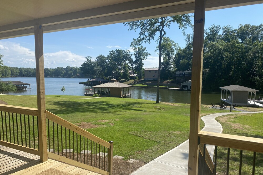 LakeHouse w/ Great Views-Newly Renovated-private boat house/dock & fire pit