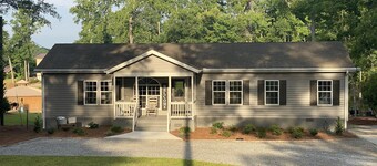 LakeHouse w/ Great Views-Newly Renovated-private boat house/dock & fire pit