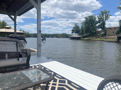 LakeHouse w/ Great Views-Newly Renovated-private boat house/dock & fire pit