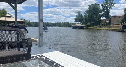 LakeHouse w/ Great Views-Newly Renovated-private boat house/dock & fire pit