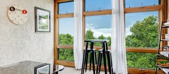 GREAT LOCATION; NEWLY RENOVATED CONDO; VIEW, POOL IN SUMMER