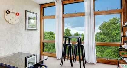 GREAT LOCATION; NEWLY RENOVATED CONDO; VIEW, POOL IN SUMMER