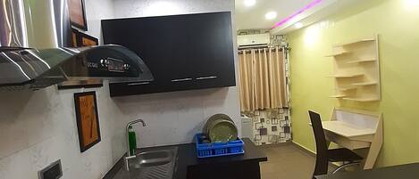 冷蔵庫、電子レンジ、電気ポット、ミキサー