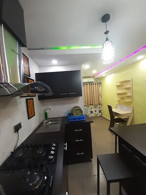 Fridge, microwave, electric kettle, blender - Dinero Emerald Apartment (Lagos)