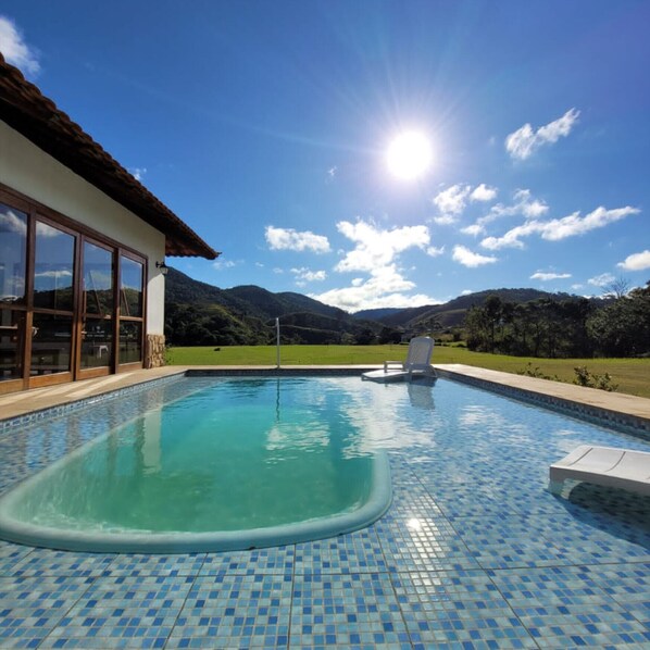 Una piscina al aire libre