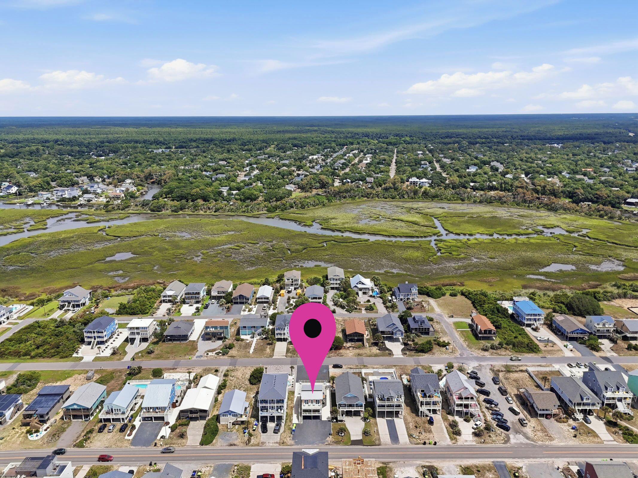 Vue aérienne d’un quartier résidentiel avec des maisons, des routes et une rivière.