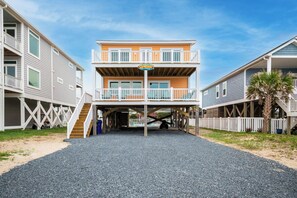 En tvåvåningsbyggnad med en balkong och en skylt med texten ”Seaside Inn”.
