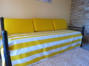 3 bedrooms, iron/ironing board, travel cot, free WiFi - Azenhas do Mar Village - Holiday Rentals (Colares)