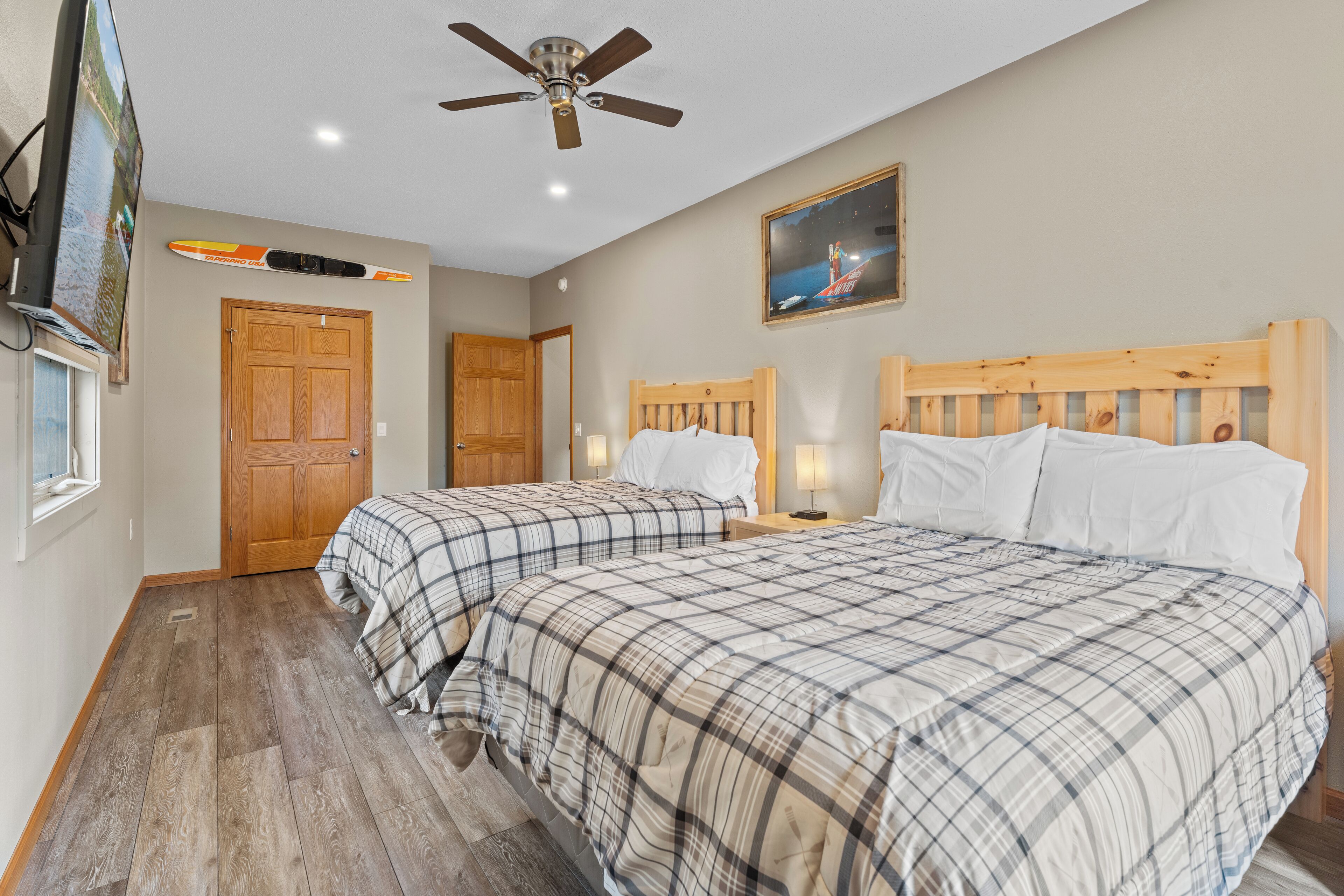 6 chambres, fer et planche à repasser, lit de bébé portatif