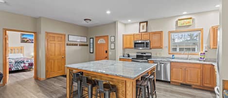 Frigorífico, microondas, horno y placa de cocina