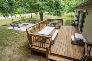 Outdoor dining - First Class "ARCADE" /18 PERSON/3400 sq ft/10 Bed/Firepit/HUGE kitchen/Fireplace (Wisconsin Dells)
