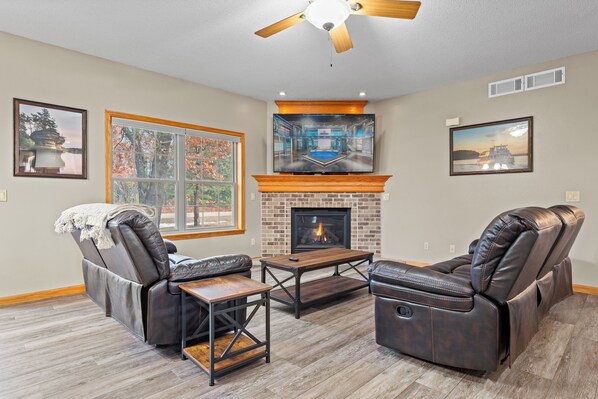 Interior - First Class "ARCADE" /18 PERSON/3400 sq ft/10 Bed/Firepit/HUGE kitchen/Fireplace (Wisconsin Dells)