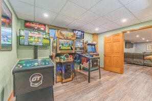 Games room - First Class "ARCADE" /18 PERSON/3400 sq ft/10 Bed/Firepit/HUGE kitchen/Fireplace (Wisconsin Dells)