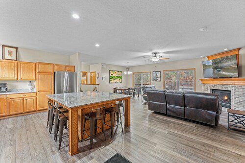 First Class "ARCADE" /18 PERSON/3400 sq ft/10 Bed/Firepit/HUGE kitchen/Fireplace