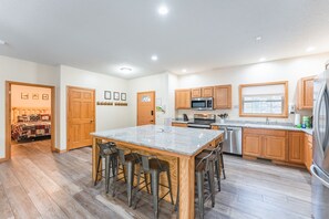 Fridge, microwave, oven, stovetop - First Class Arcade/18 PERSON/3400 Ft of FAMILY FUN (Wisconsin Dells)