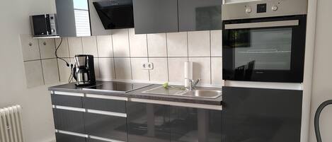 Kjøleskap, mikrobølgeovn, kokeplater og kaffetrakter/tekoker