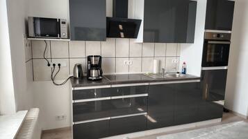 Kaffetrakter/tekoker, kjøleskap, mikrobølgeovn og kokeplater