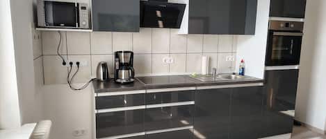 Réfrigérateur, micro-ondes, plaque de cuisson, cafetière/bouilloire