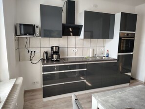 Kühlschrank, Mikrowelle, Herdplatte, Wasserkocher mit Kaffee-/Teezubehör