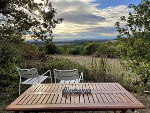 Outdoor dining - Private swimming pool /Fully equipped villa/Quiet /Magnificent view Mont-Ventoux (Malemort du comtat)
