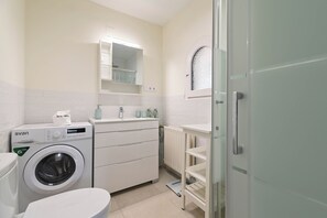 Shower, hair dryer, towels