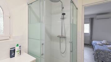 Een douche, een haardroger, handdoeken