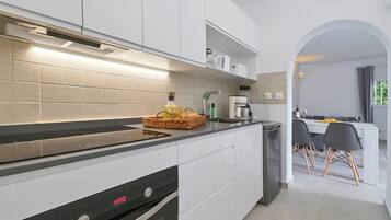 Kühlschrank, Mikrowelle, Ofen, Herdplatte