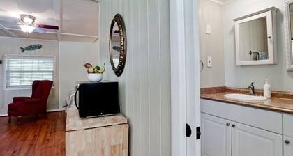 Ty's Canal Cottage