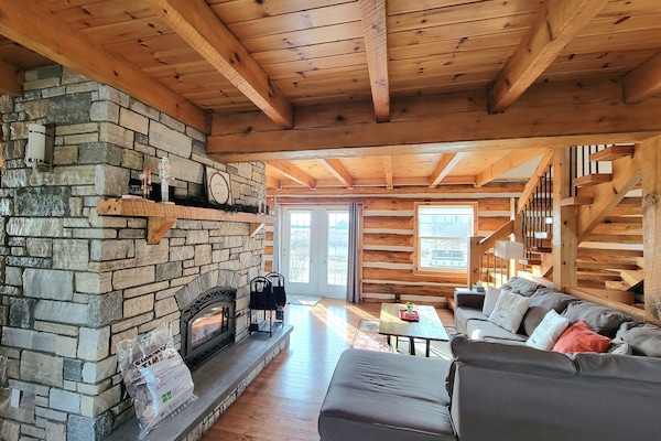 Televisor intel·ligent, llar de foc, futbolí i llibres