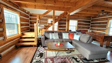 Una Smart TV, una chimenea, un futbolín, libros