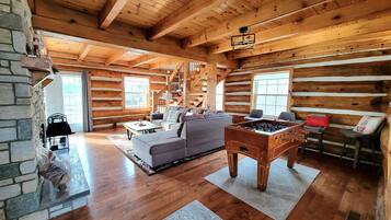 Smart TV, chimenea, futbolito y libros