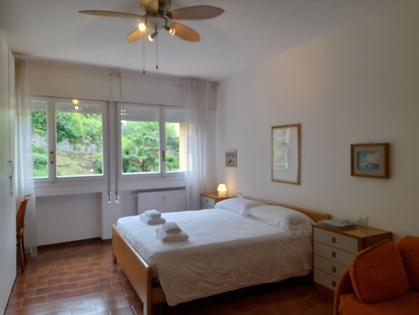2 bedrooms, iron/ironing board, free WiFi, bed sheets - Bright, Spacious Apartment - 100 Meters From the Railway and Ferry (varenna)