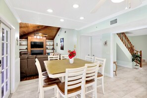 Dining - The Oak house. HEATED Pool. Waterfront. Fire pit. Swings (Brandon)