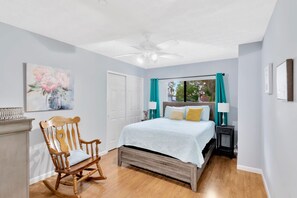4 bedrooms, desk, iron/ironing board, travel crib - The Oak house. HEATED Pool. Waterfront. Fire pit. Swings (Brandon)