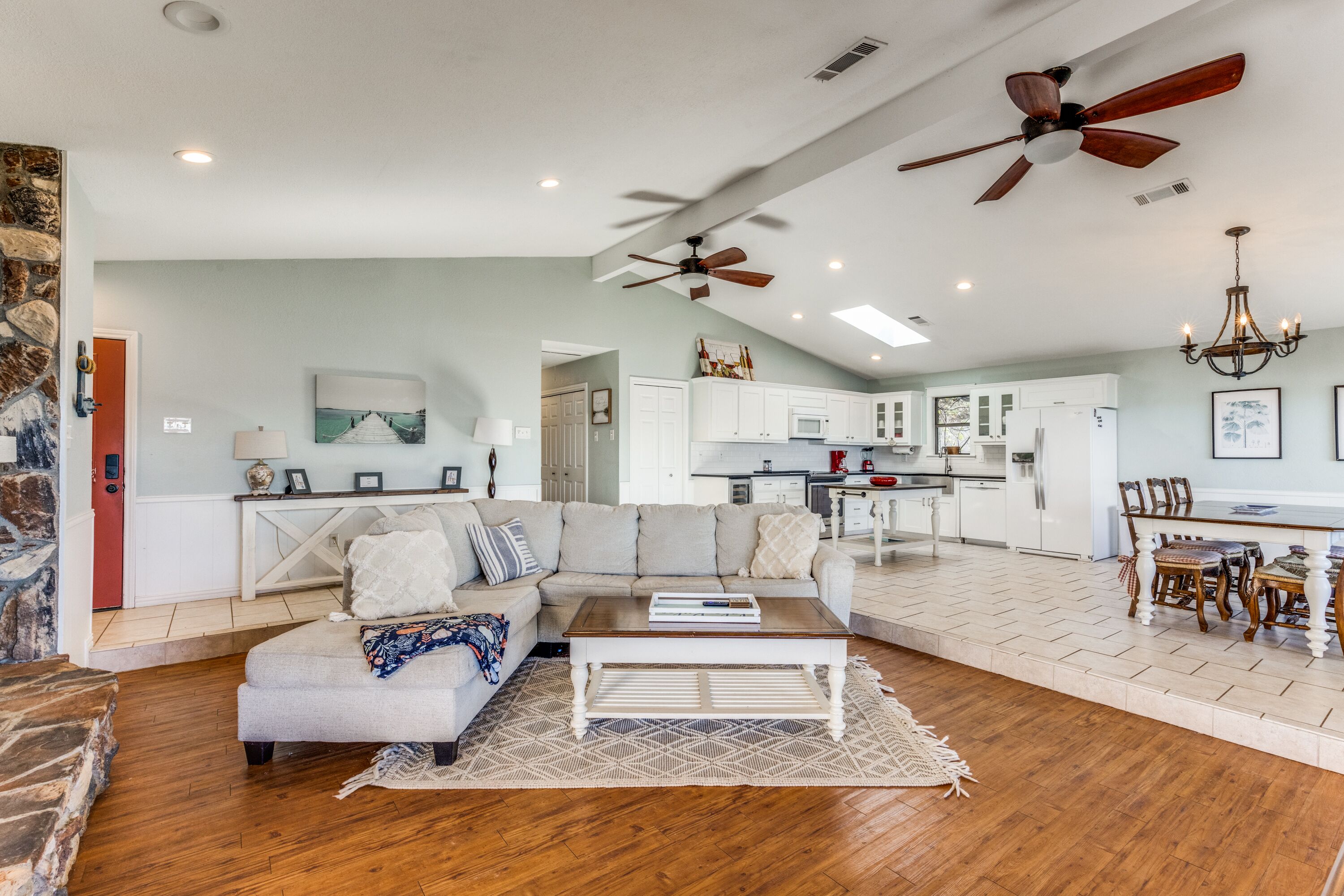 Harbor House on Cedar Creek Lake w Boat Dock & Hot Tub