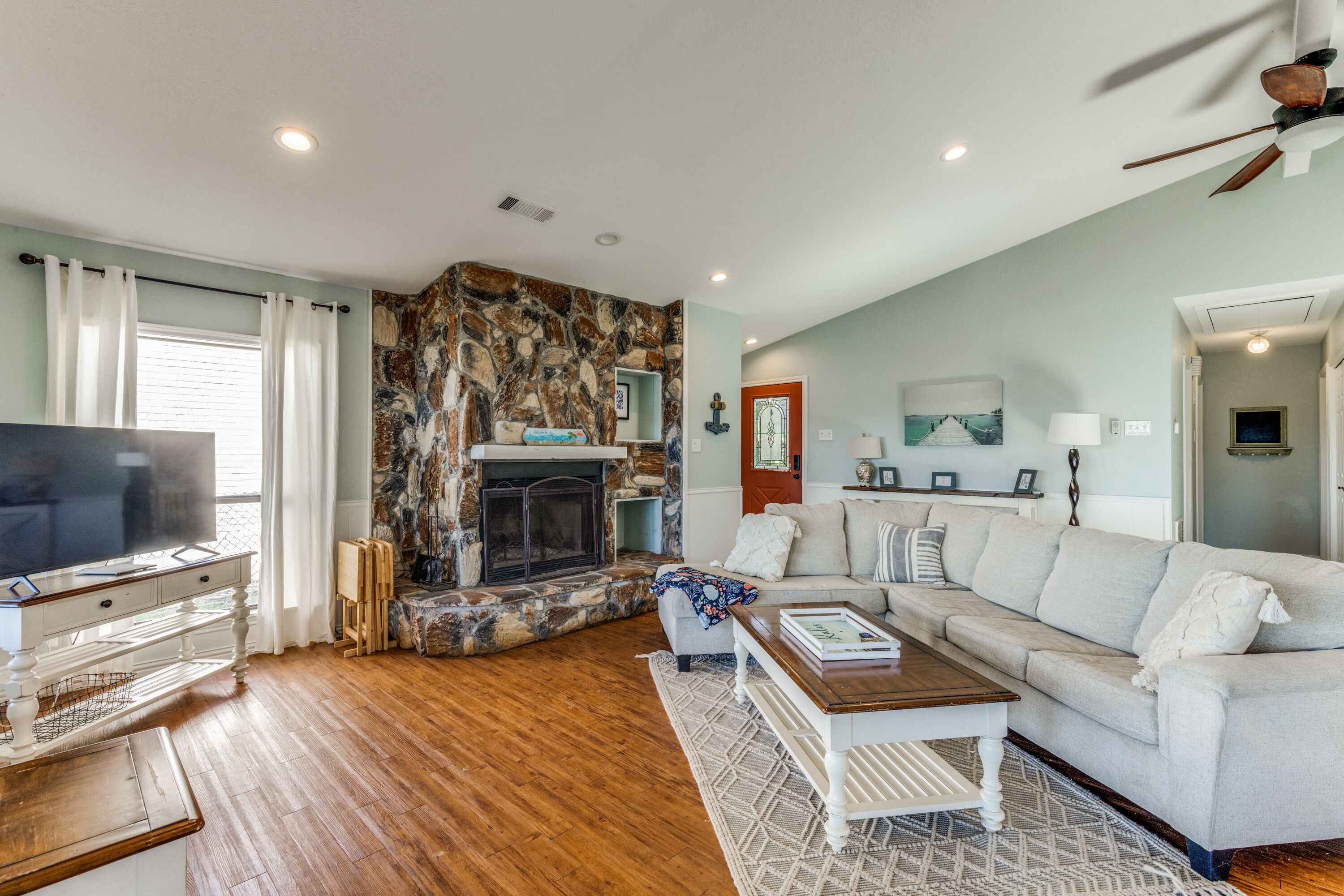 Harbor House on Cedar Creek Lake w Boat Dock & Hot Tub