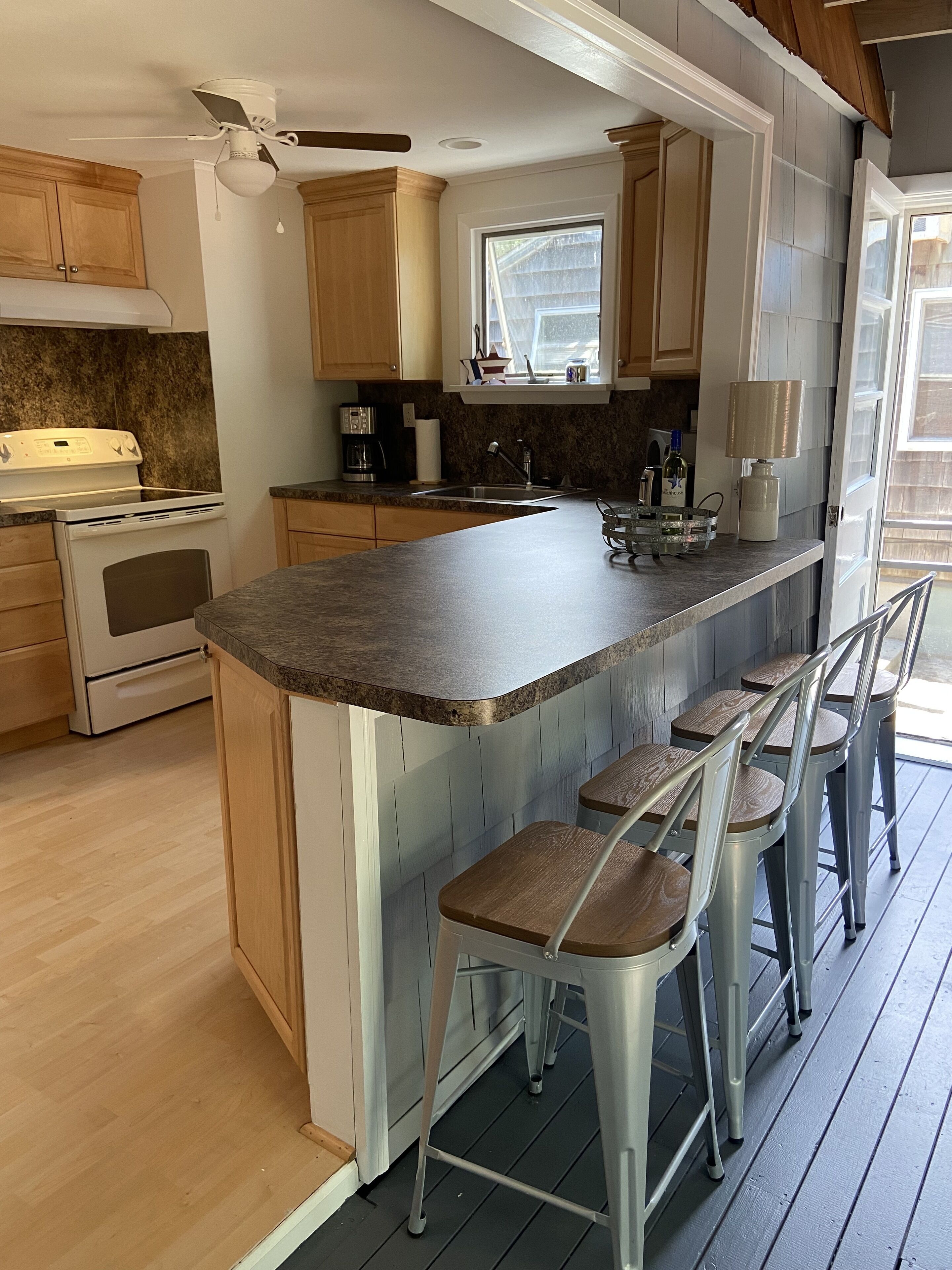 Micro-ondes, four, cafetière/bouilloire