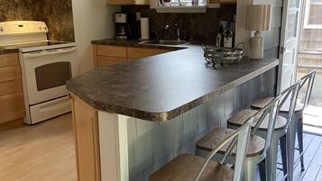 Micro-ondes, four, cafetiĂšre/bouilloire