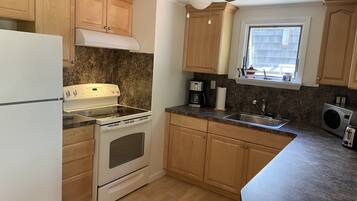 Micro-ondes, four, cafetiĂšre/bouilloire