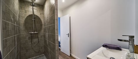 Dusche, Haartrockner, HandtĂŒcher, Seife
