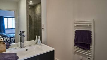 Een douche, een haardroger, handdoeken, zeep