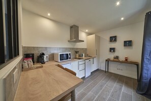 Fridge, microwave, oven, stovetop - Arbois 1876 " La Verrière ", charming gîte in a winegrower's house  (Arbois)
