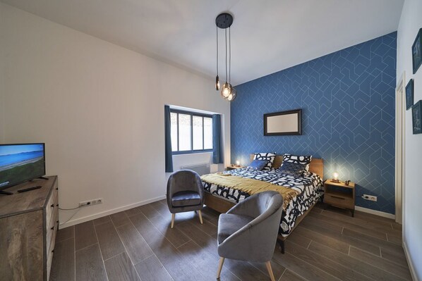 1 bedroom, iron/ironing board, travel cot, free WiFi - Arbois 1876 " La Verrière ", charming gîte in a winegrower's house  (Arbois)