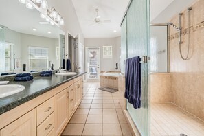 Badewanne, Whirlpool, Haartrockner, Handtücher