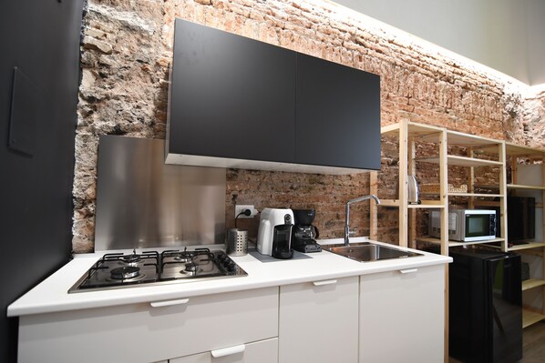 Kühlschrank, Mikrowelle, Herdplatte, Wasserkocher mit Kaffee-/Teezubehör